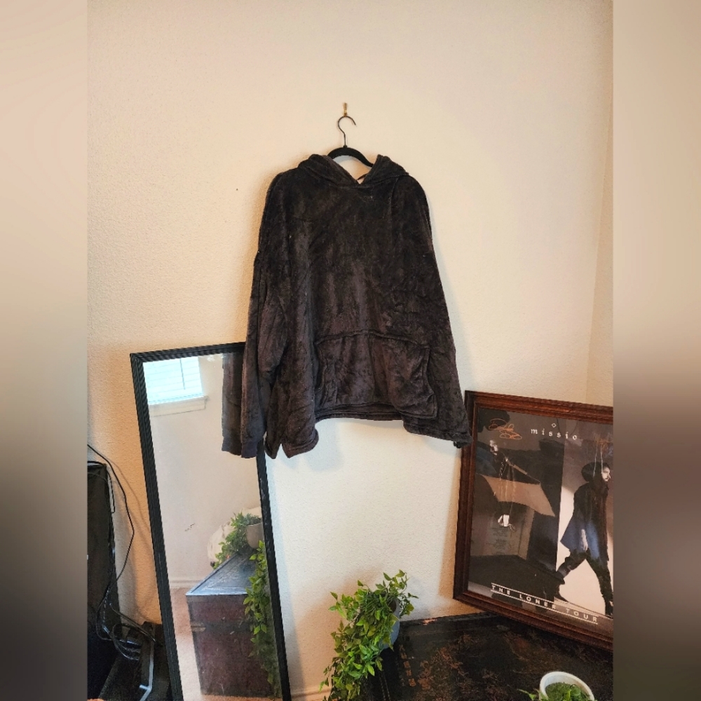 Hooded Snuggie | Size: 2X-3X?